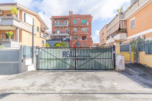 locale commerciale in vendita a Roma in zona Tor Bella Monaca