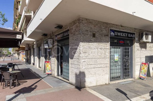 negozio in vendita a Roma in zona Appio Claudio