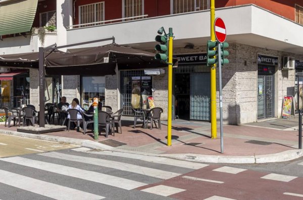 negozio in vendita a Roma in zona Appio Claudio