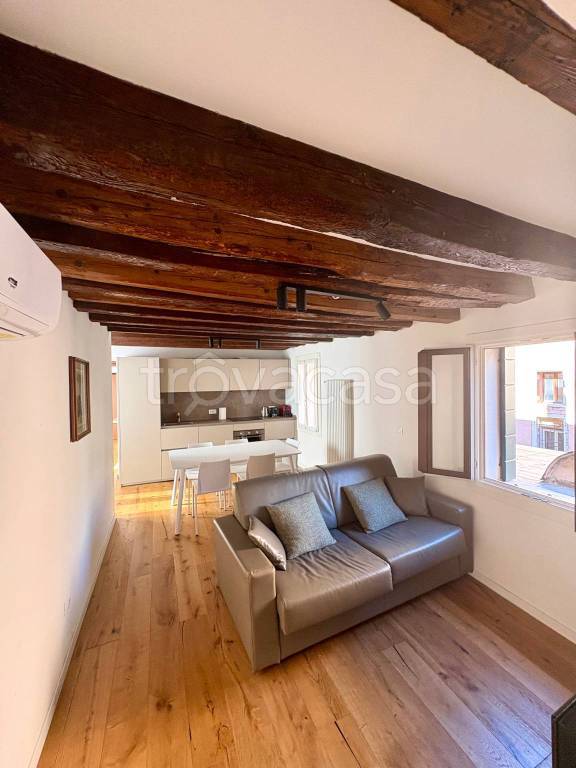 appartamento in vendita a Roma in zona Trevi-Colonna