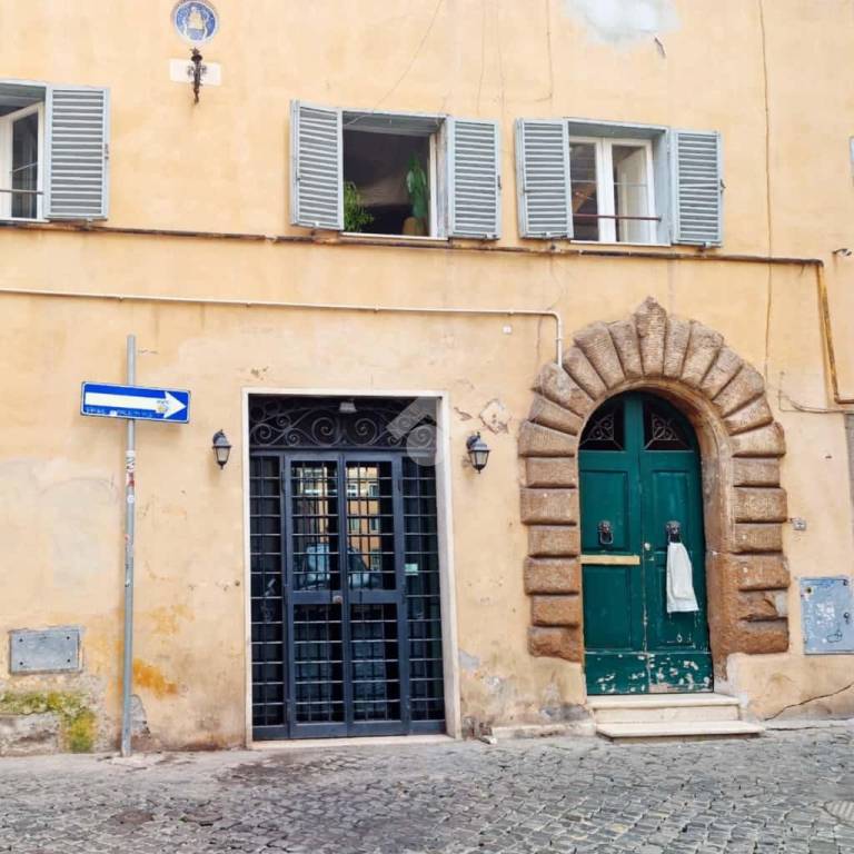 negozio in vendita a Roma in zona Pigna - Sant'Angelo