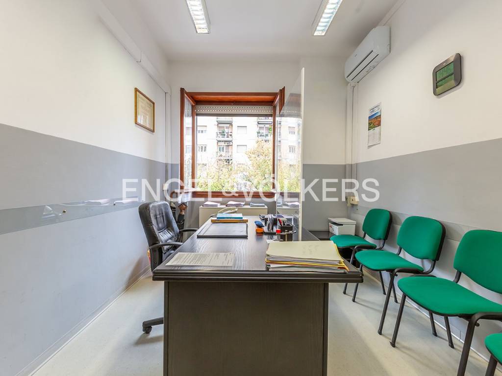 ufficio in vendita a Roma in zona Cinecittà