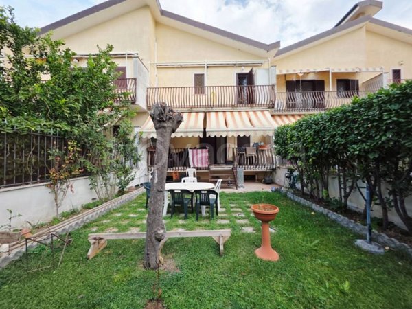 casa indipendente in vendita a Roma in zona Finocchio
