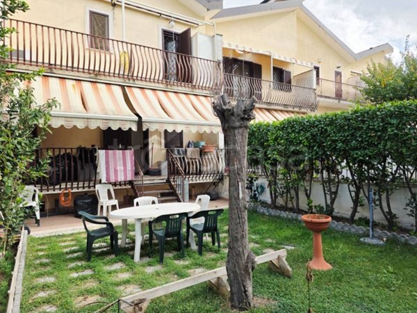 casa indipendente in vendita a Roma in zona Finocchio