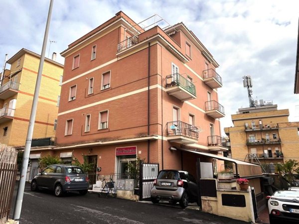 appartamento in vendita a Roma in zona Tomba di Nerone