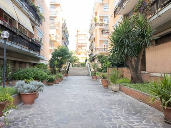 appartamento in vendita a Roma in zona Ardeatino