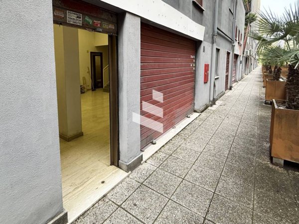 negozio in vendita a Roma in zona Torrino