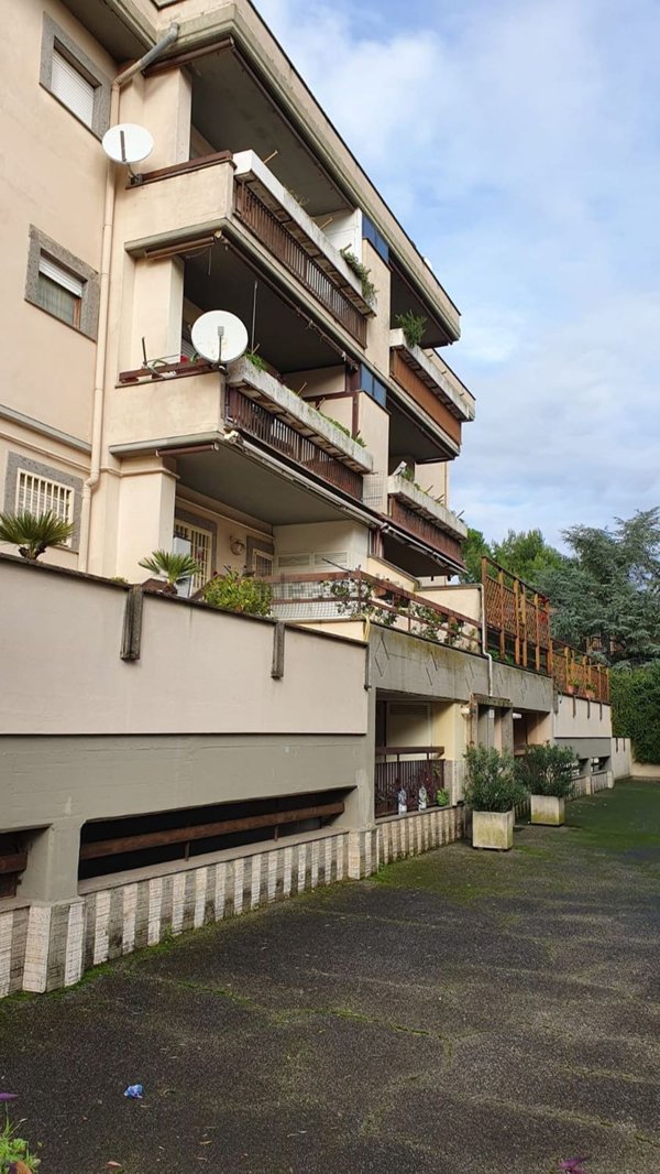 locale di sgombero in vendita a Roma in zona Torrione Cerquetta