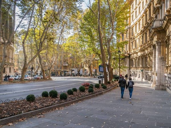 locale commerciale in vendita a Roma in zona Campo Marzio