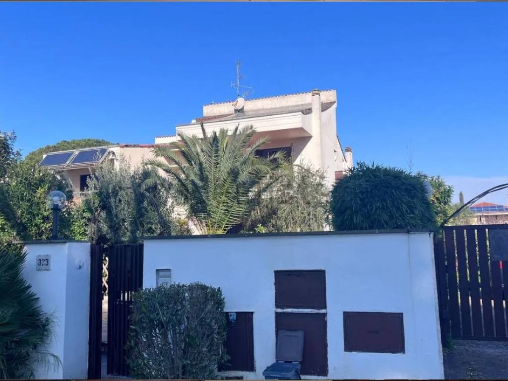 casa indipendente in vendita a Roma in zona Casal Palocco
