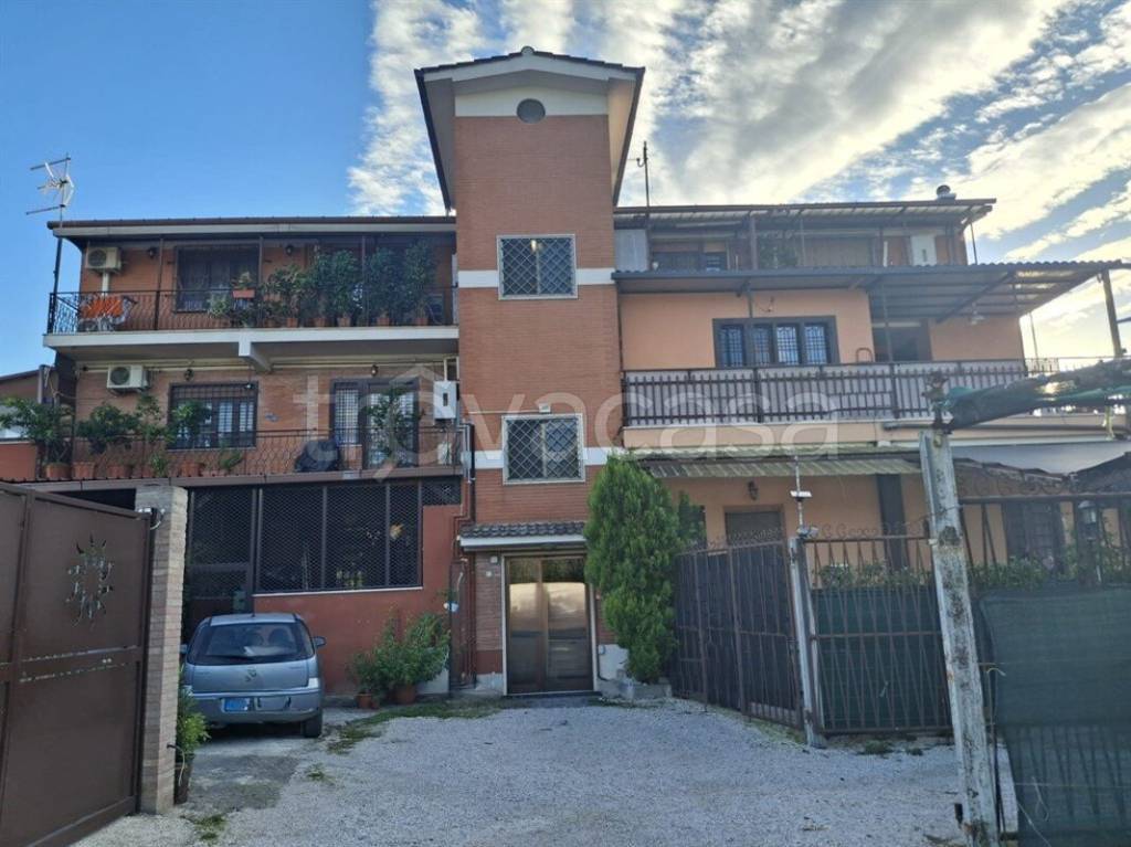 appartamento in vendita a Roma in zona Osteria del Curato
