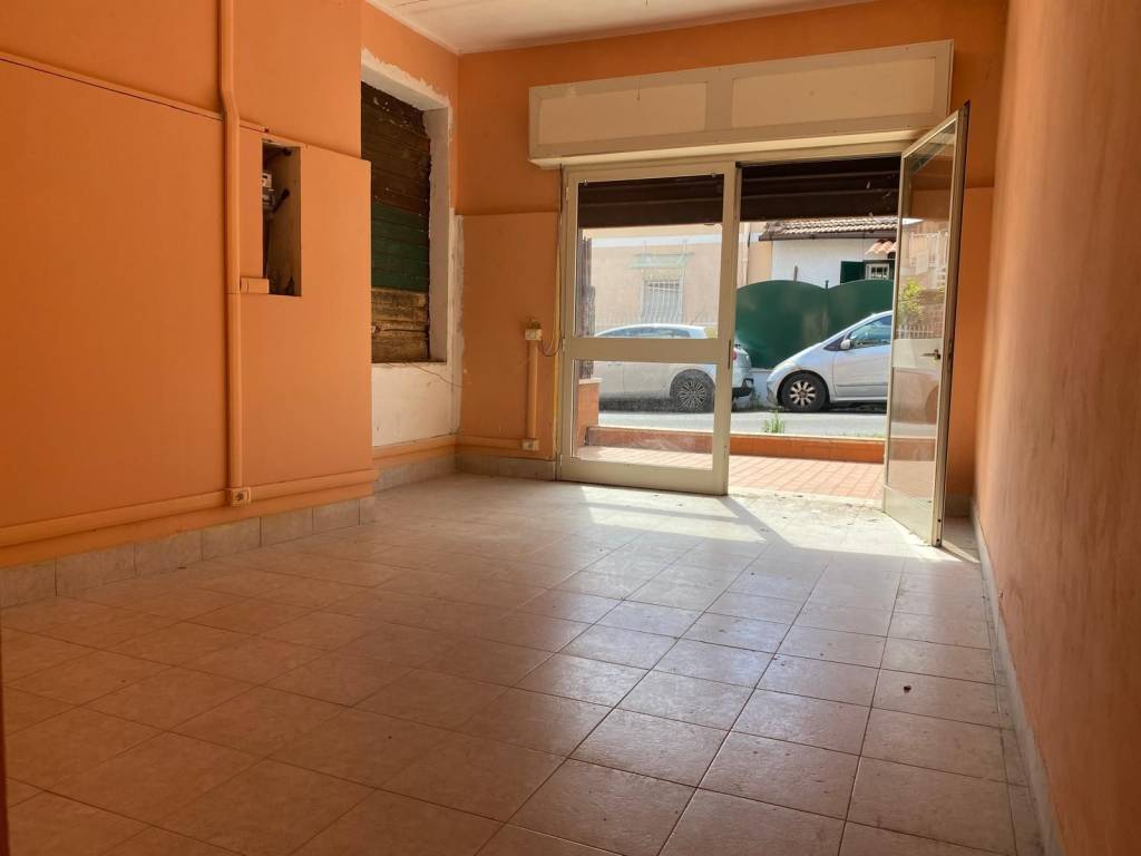 negozio in vendita a Roma in zona Tomba di Nerone