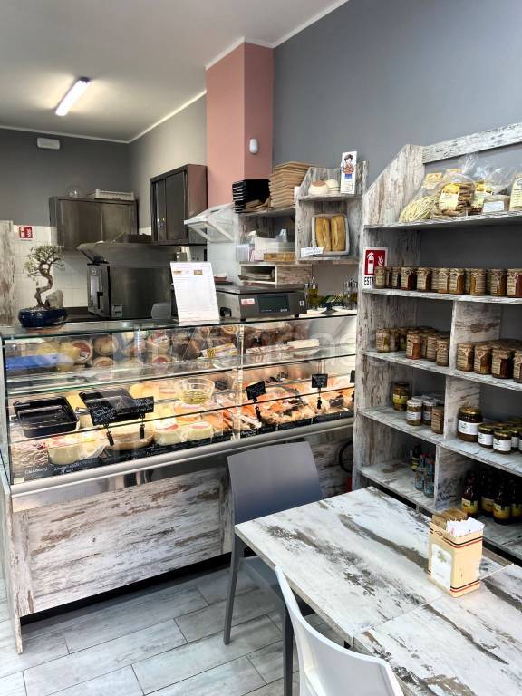 negozio in vendita a Roma in zona Prenestino-Labicano