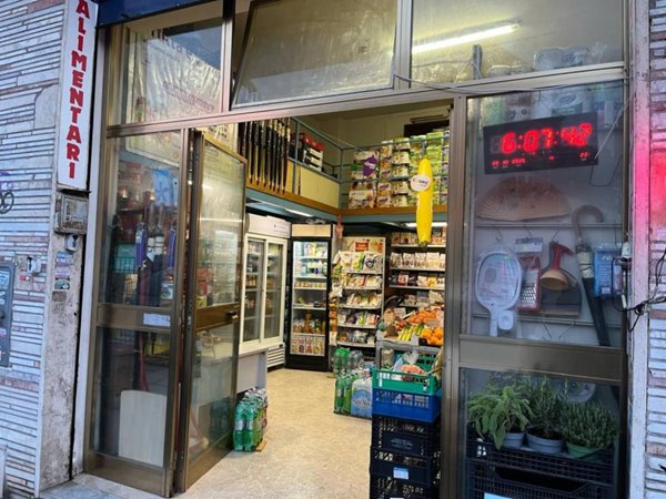 negozio in vendita a Roma in zona Tuscolano