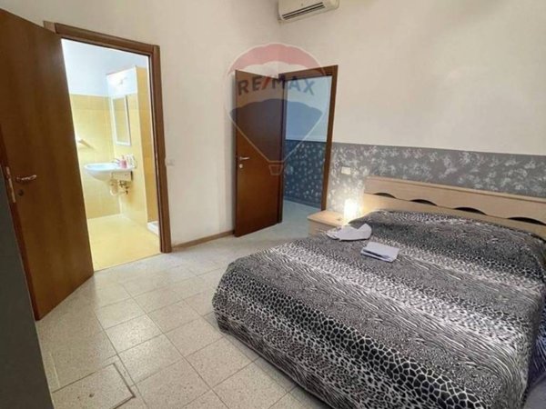 locale commerciale in vendita a Roma in zona Tuscolano