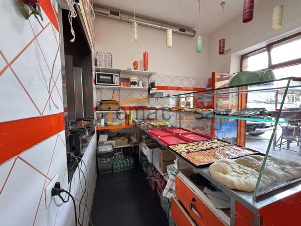 negozio in vendita a Roma in zona Torre Maura