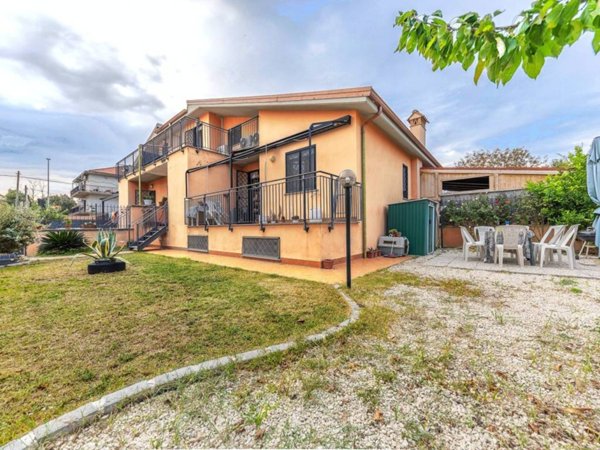 casa indipendente in vendita a Roma in zona Finocchio