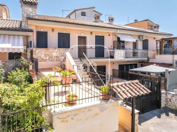 casa indipendente in vendita a Roma in zona Lunghezza