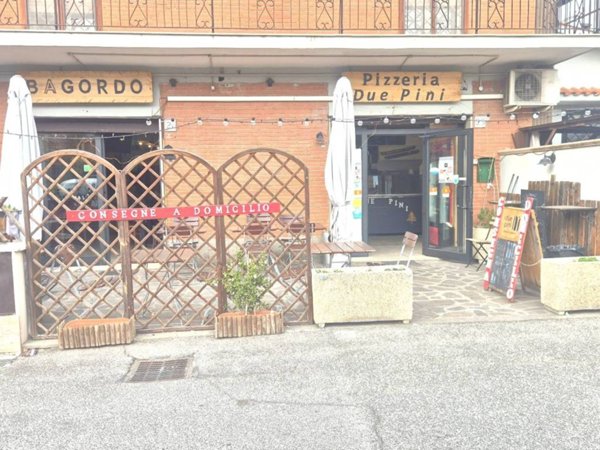 negozio in vendita a Roma in zona Finocchio