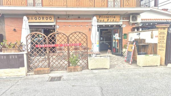 negozio in vendita a Roma in zona Finocchio