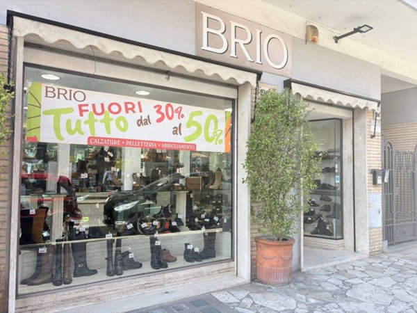 negozio in vendita a Roma in zona Casal Boccone