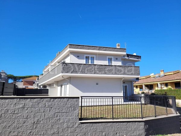 casa indipendente in vendita a Roma in zona Valle Santa