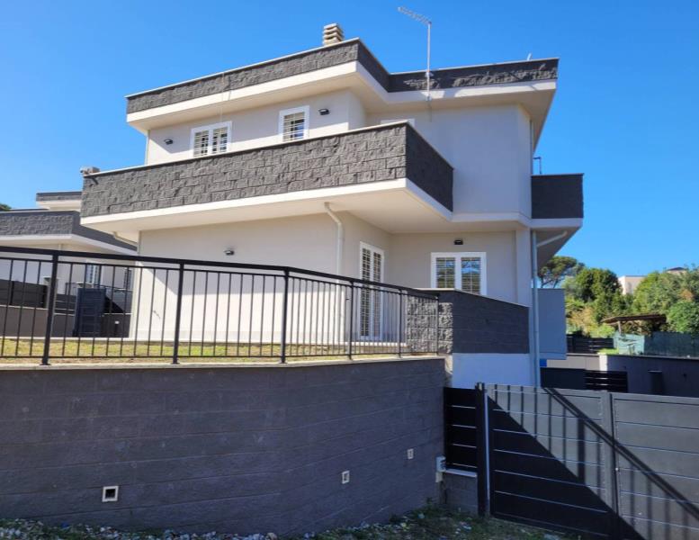 casa indipendente in vendita a Roma in zona Valle Santa