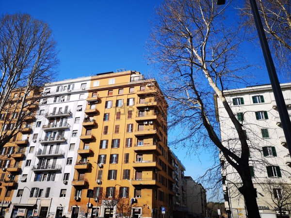 locale commerciale in vendita a Roma in zona Ostiense