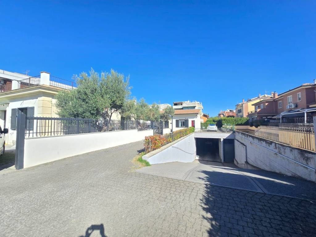 locale commerciale in vendita a Roma in zona Casal Morena