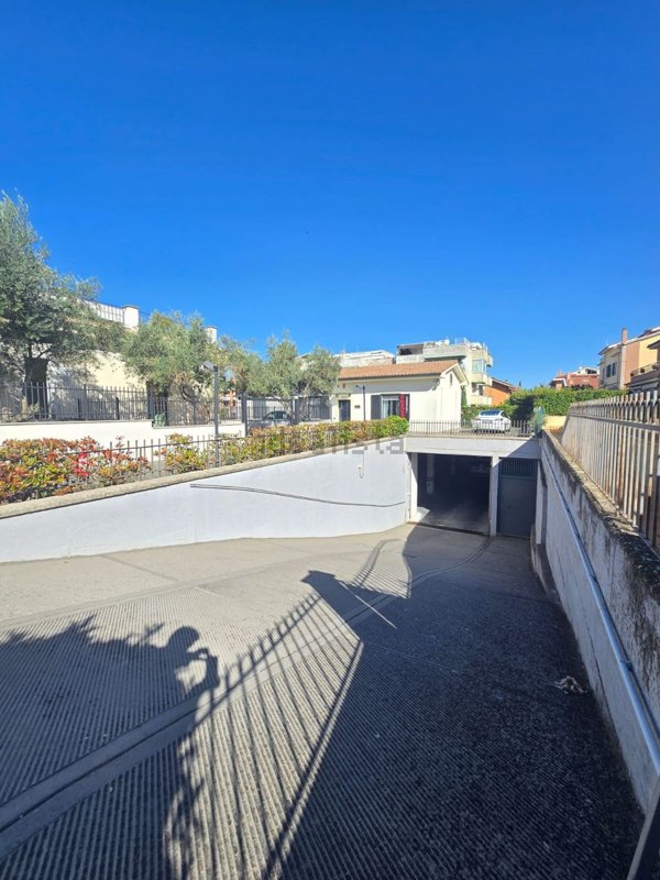 locale di sgombero in vendita a Roma in zona Casal Morena