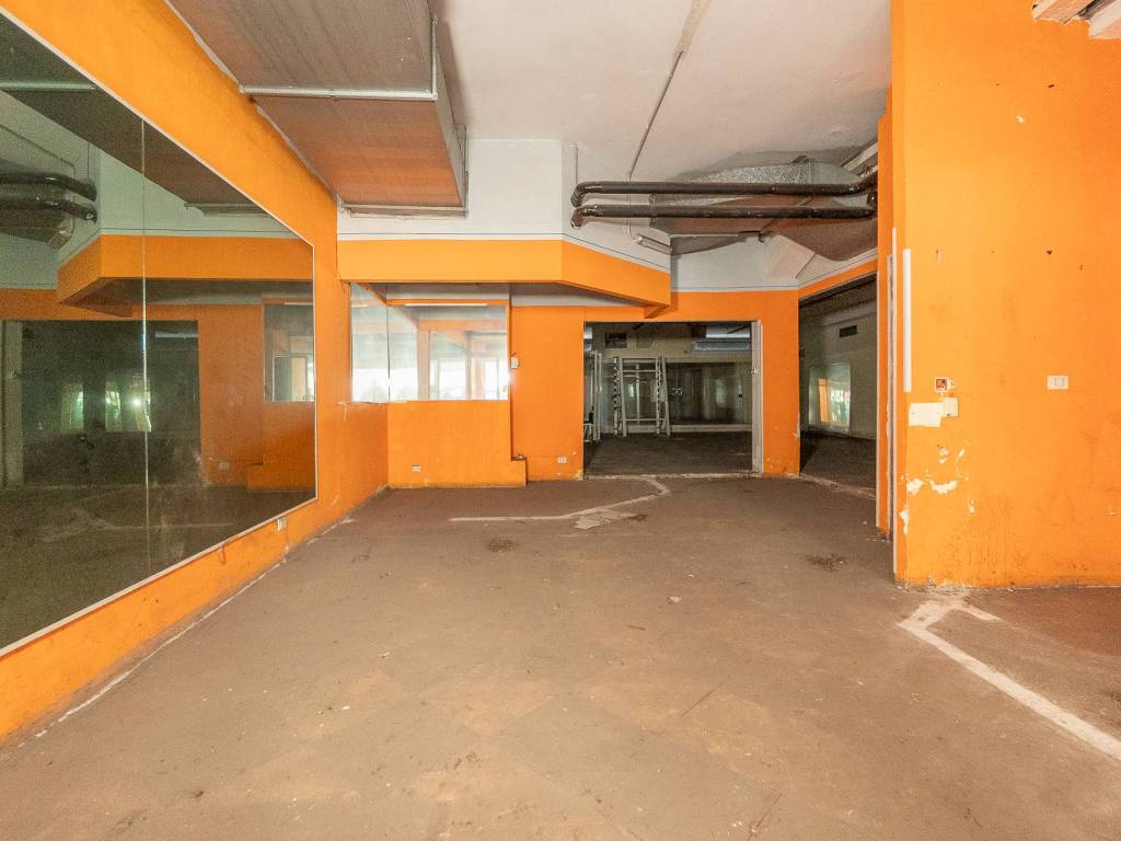 negozio in vendita a Roma in zona Appio Claudio
