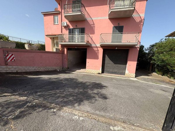 locale commerciale in vendita a Roma in zona Finocchio