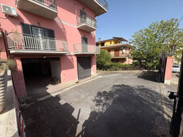 locale commerciale in vendita a Roma in zona Finocchio