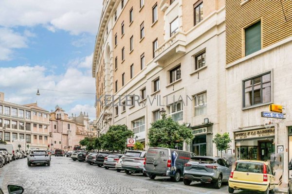 negozio in vendita a Roma in zona Trevi-Colonna