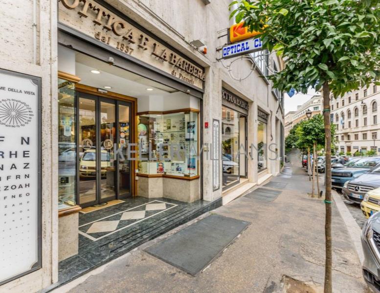 negozio in vendita a Roma in zona Trevi-Colonna