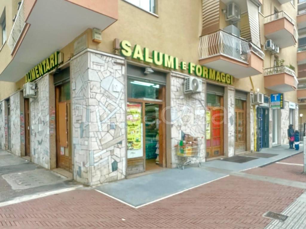 negozio in vendita a Roma in zona Appio Claudio