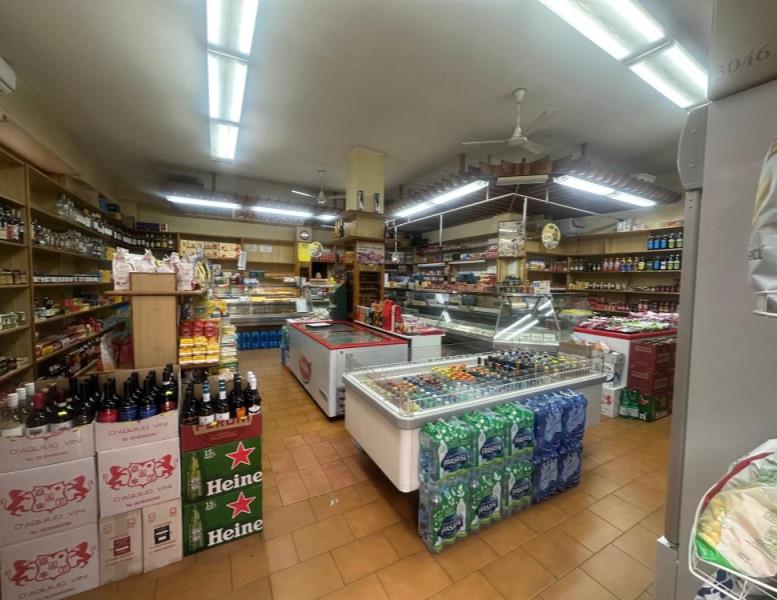 negozio in vendita a Roma in zona Appio Claudio