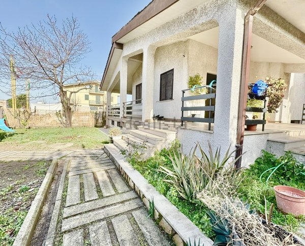 casa indipendente in vendita a Roma in zona Lunghezza