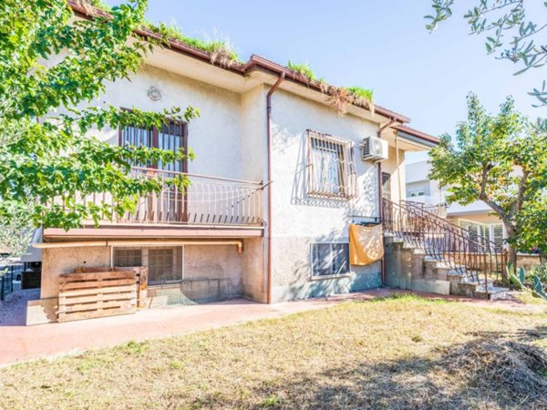 casa indipendente in vendita a Roma in zona Castelverde