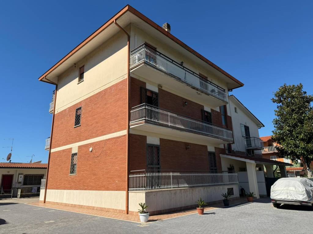 appartamento in vendita a Roma in zona Lunghezza