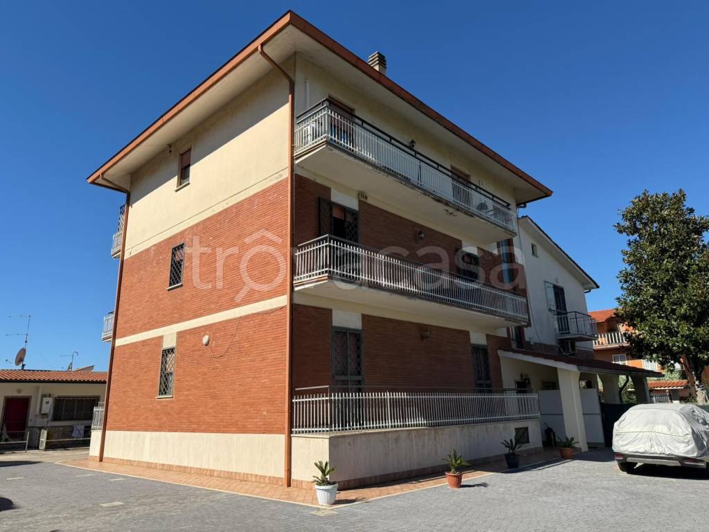 appartamento in vendita a Roma in zona Lunghezza