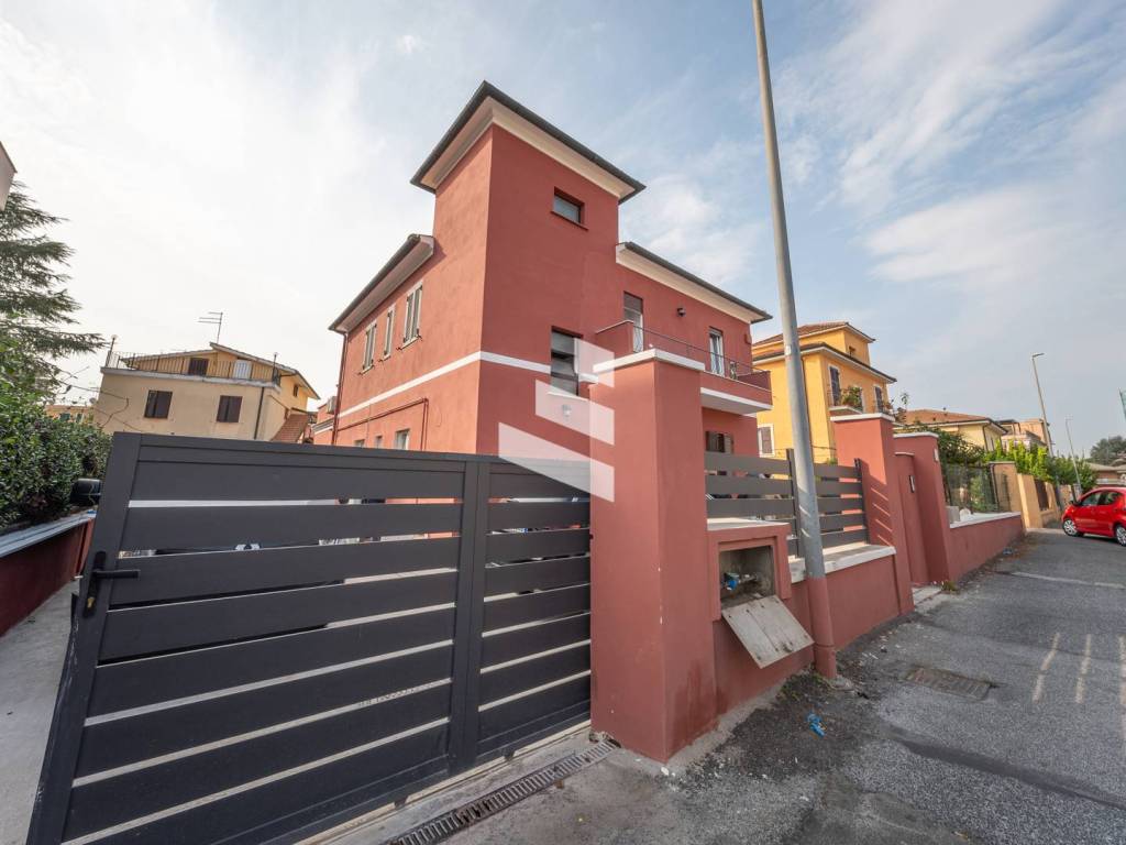 appartamento in vendita a Roma in zona Appio Pignatelli