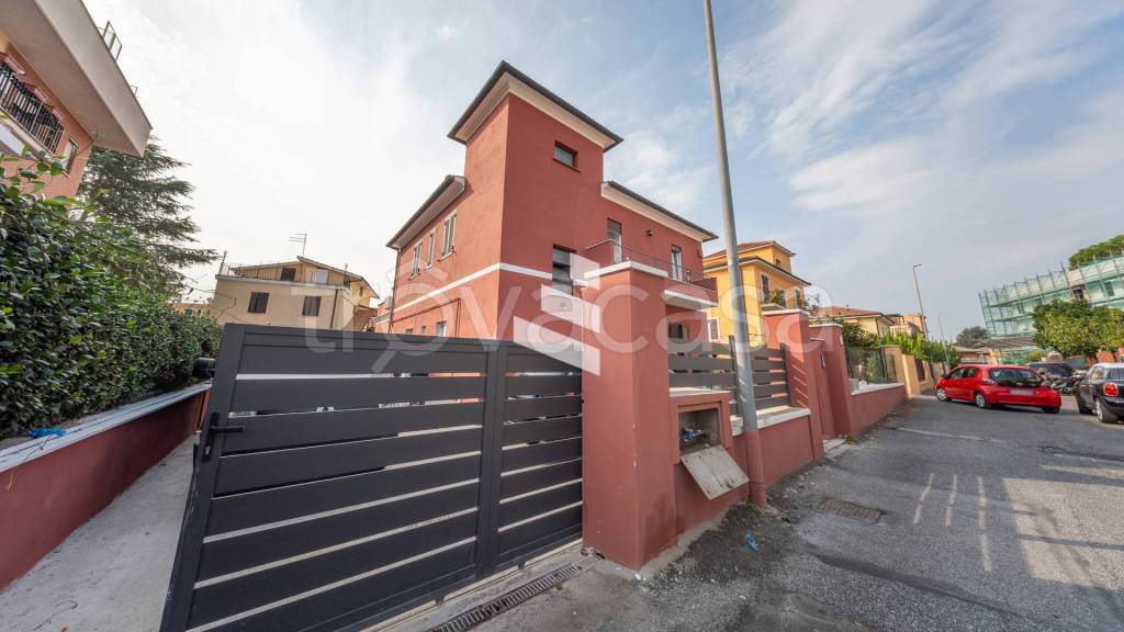 appartamento in vendita a Roma in zona Appio Pignatelli