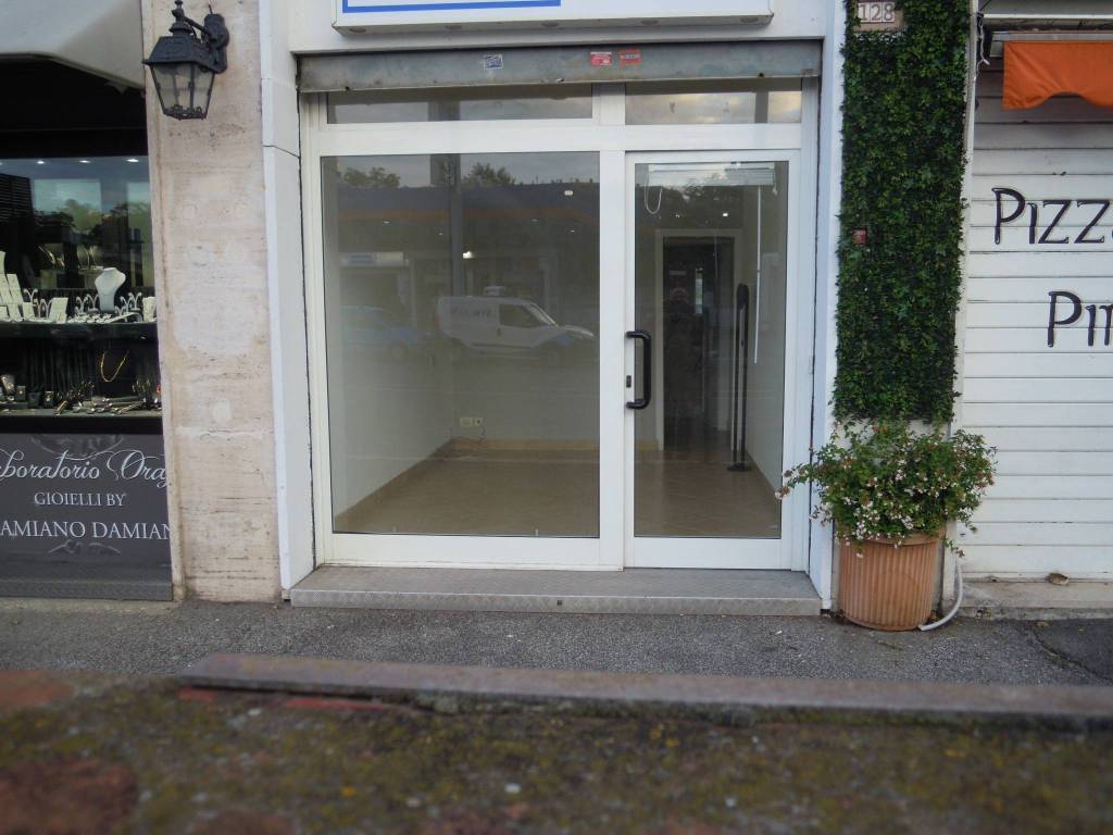 negozio in vendita a Roma in zona Monte Sacro/Talenti