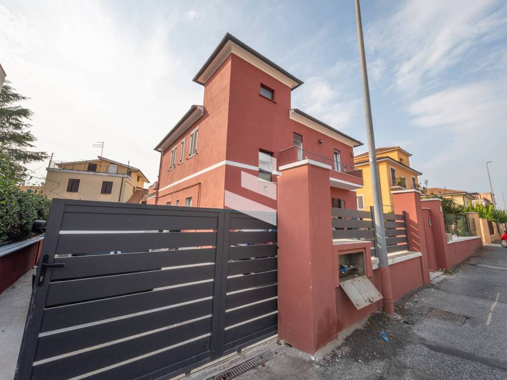 appartamento in vendita a Roma in zona Appio Pignatelli