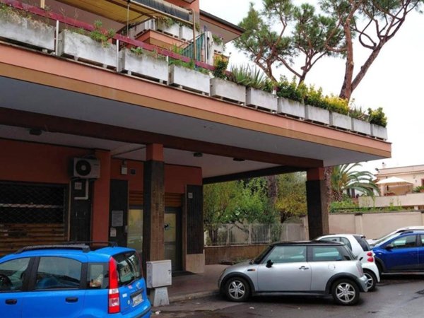 negozio in vendita a Roma in zona Casal Morena
