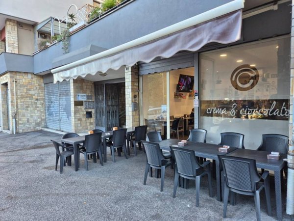 negozio in vendita a Roma in zona Ardeatino