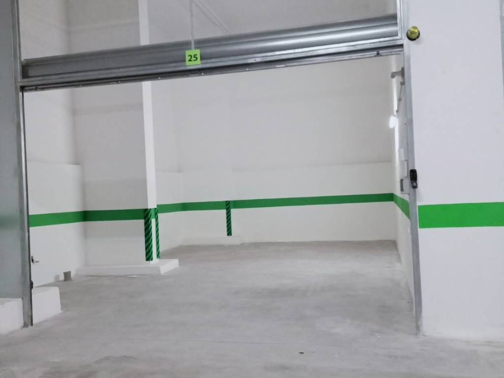 locale commerciale in vendita a Roma in zona Tuscolano