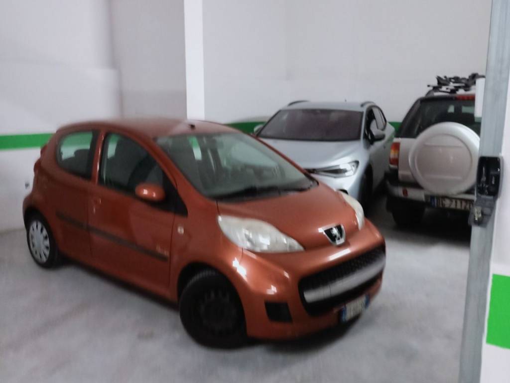 locale commerciale in vendita a Roma in zona Tuscolano