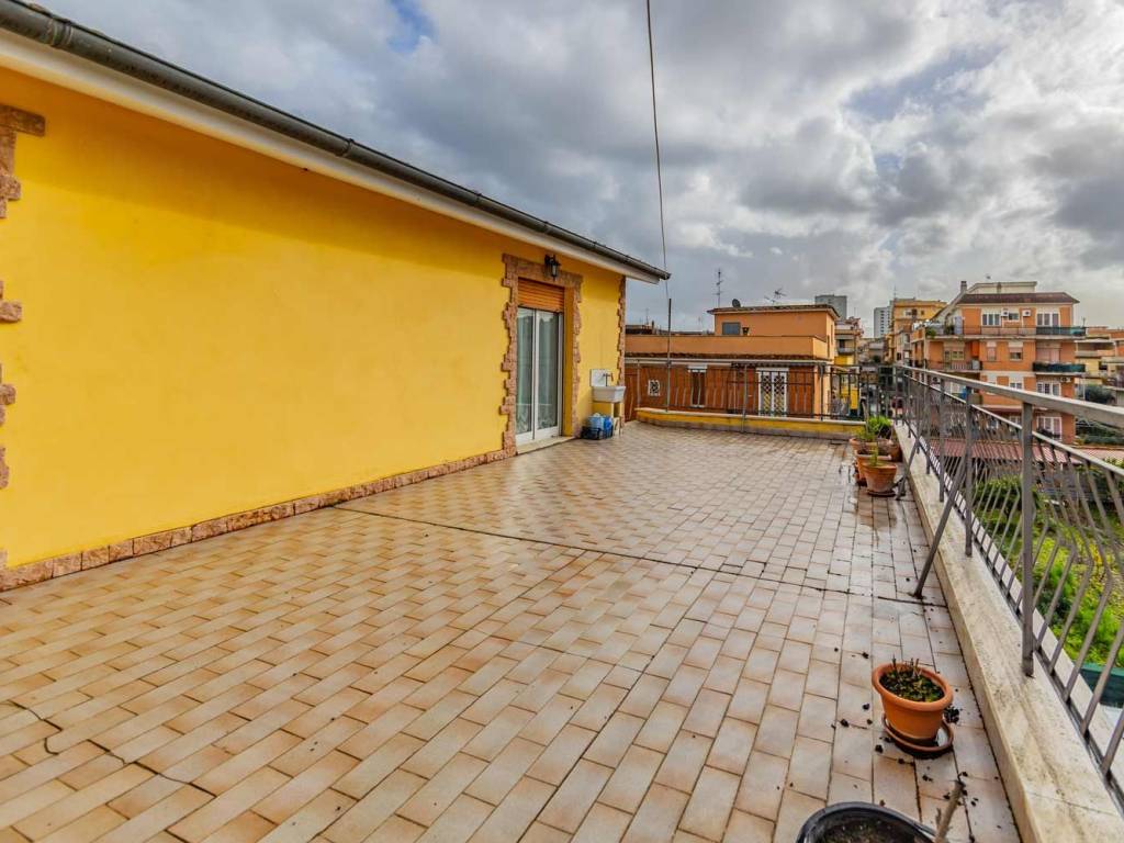 appartamento in vendita a Roma in zona Torre Angela